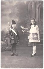 Foto Kind Kinderen Jongen Meisje Verkleed Lang Haar Soldaat, Verzamelen, Foto's en Prenten, Gebruikt, Foto, Ophalen of Verzenden
