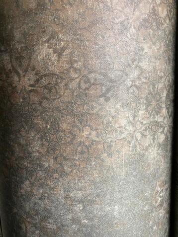 Vinyl vergrijsd ‘versleten karpet’ op 2 mtr breed beschikbaar voor biedingen