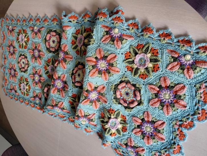 Sjaal / omslagdoek met bloemen.  Gehaakt., Hobby en Vrije tijd, Breien en Haken, Nieuw, Breien of Haken, Wol of Garen, Ophalen of Verzenden