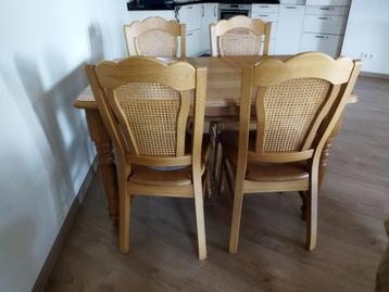 Houten eettafel met 4 stoelen beschikbaar voor biedingen