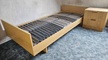 Slaapkamer set bed ledikant met lattenbodem en boekenkast beschikbaar voor biedingen