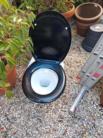 Hangtoilet met bril  beschikbaar voor biedingen