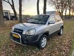 Hyundai Tucson 2.0i Dynamic, Auto's, Hyundai, Metallic lak, Zwart, 4 cilinders, Origineel Nederlands