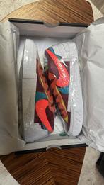 Nike Blazer Low x Sacai x KAWS – Team Red | Size 42, Kleding | Heren, Ophalen, Overige kleuren, Nike, Nieuw