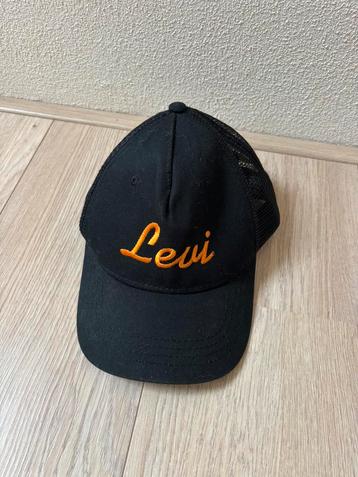 Nette zwarte pet met de naam Levi beschikbaar voor biedingen