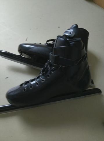 Schaatsen (mt 40/41) met helm (mt L/XL) beschikbaar voor biedingen