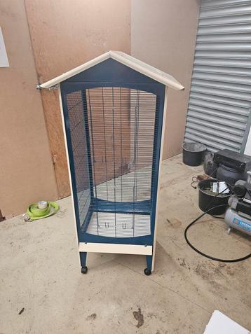 Mooie stalen hoge ferplast vogelkooi beschikbaar voor biedingen