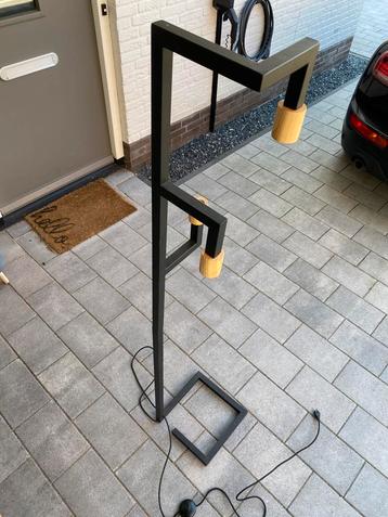 Vloerlamp met 3 lichtpunten beschikbaar voor biedingen