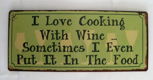 Metalen Spreukbord I Love Cooking With Wine Wandbord Wijn, Huis en Inrichting, Woonaccessoires | Tekstborden en Spreuken, Zo goed als nieuw