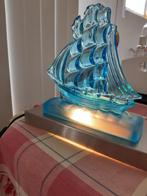 Zeilschip van blauw persglas met een los verlichting onderst, Antiek en Kunst, Ophalen