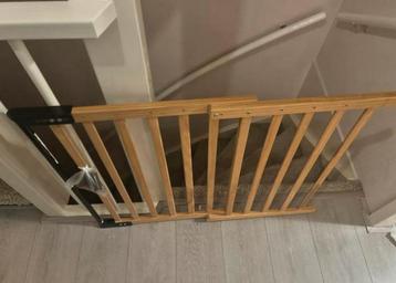 Stevige houten traphek (2 maal) beschikbaar voor biedingen