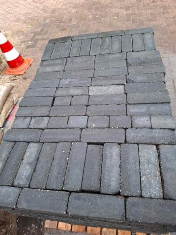 29m² beton waalformaat antraciet, gebruikt, op pallet beschikbaar voor biedingen