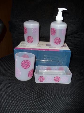 4-delige  set tandenborstelhouder zeeppomp beker zeepbakje beschikbaar voor biedingen