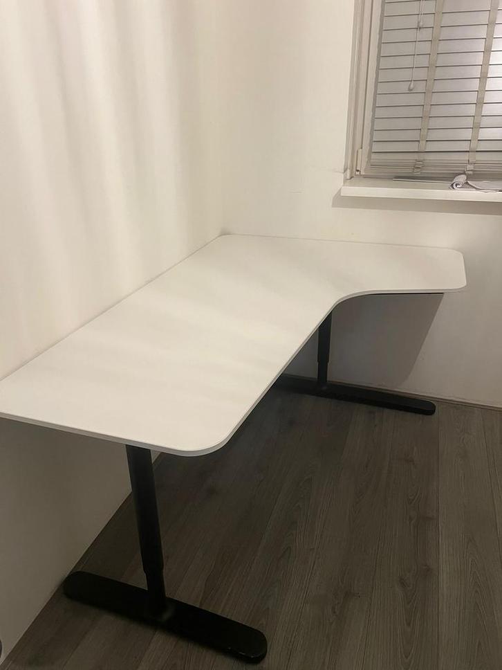 IKEA BEKANT bureau met zwarte poten, Huis en Inrichting, Bureaus, Zo goed als nieuw, Ophalen