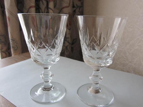 Twee antieke kristal witte wijnglazen - geslepen fries, Antiek en Kunst, Antiek | Glas en Kristal, Verzenden
