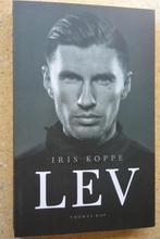 Lev Iris Koppe Voetbal Bijna gratis, Gelezen, Ophalen of Verzenden, Balsport, Iris Koppe