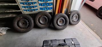 Winterbanden Ford Bus 185/65 R15 + Wieldoppen beschikbaar voor biedingen