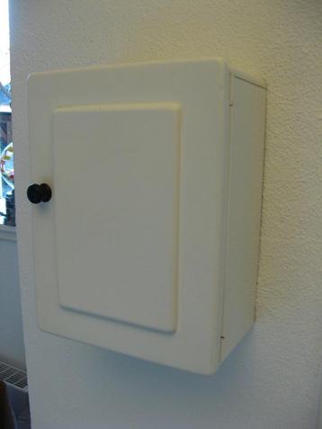 Wit Medicijnkastje met legplankje - Vintage jaren 60-70  beschikbaar voor biedingen