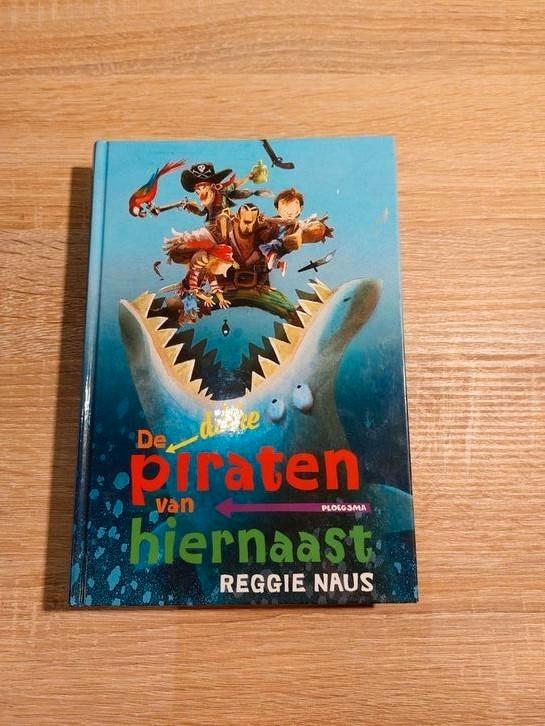 Reggie Naus - De dikke Piraten van hiernaast omnibus, Boeken, Kinderboeken | Jeugd | onder 10 jaar, Zo goed als nieuw, Ophalen of Verzenden