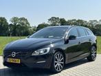 Volvo V60 T3 150PK AUTOMAAT XENON TREKH STL VERW 173DKM, 4 cilinders, Leder en Stof, 83 €/maand, 750 kg