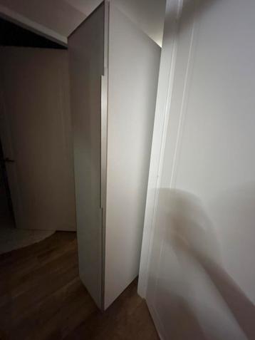 kleding kast beschikbaar voor biedingen