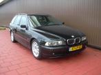 BMW 5-serie Touring 520i Lifestyle Edition AUTOMAAT met nieu, Auto's, BMW, Achterwielaandrijving, Gebruikt, Zwart, Leder en Stof