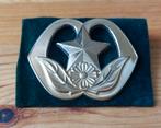 Baretembleem Humanistisch raadslied, Verzamelen, Ophalen of Verzenden, Landmacht, Nederland, Embleem of Badge