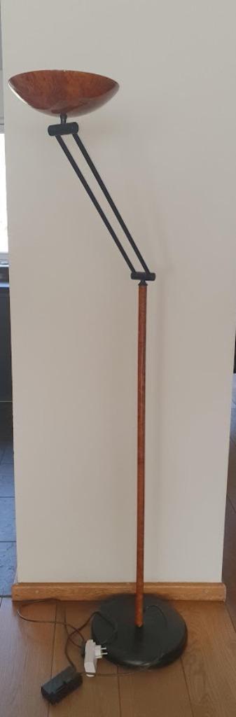 Verstelbare vloerlamp met houtlook en dimmer beschikbaar voor biedingen
