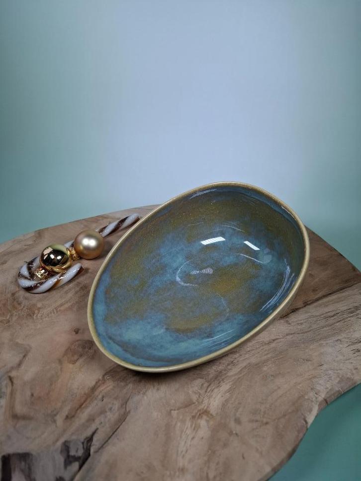 Handgemaakte keramiek schaal Oatmeal., Huis en Inrichting, Woonaccessoires | Schalen en Manden, Nieuw, Schaal, Overige vormen