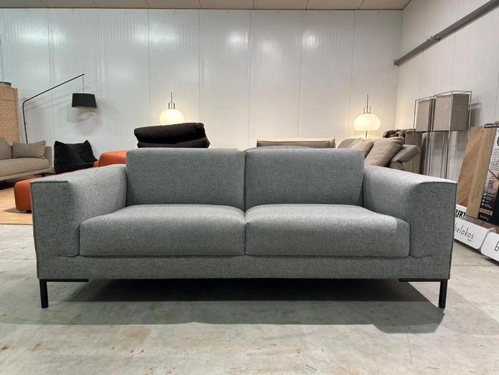 NIEUWSTAAT 2.5-zits Design on Stock Aikon – Ploegwol, Huis en Inrichting, Banken | Bankstellen, Zo goed als nieuw, Rechte bank