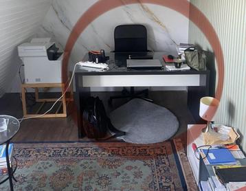 bureau met glazen plaat (en bureaustoel) beschikbaar voor biedingen