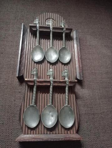 
Vintage tinnen lepeltjes met wandrek beschikbaar voor biedingen