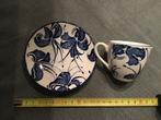 Klein kop en schotel met blauwe bloemen, Gebruikt, Ophalen of Verzenden, Overige stijlen, Kop(pen) en/of Schotel(s)
