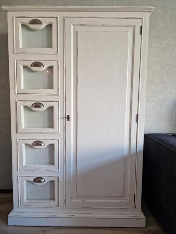Brocante kast beschikbaar voor biedingen