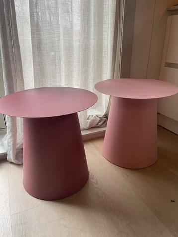Twee tafeltjes roze doorsnede 49 cm hoog 48 cm 