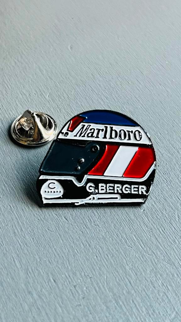 G. Berger Formule 1 Helm Pin, Verzamelen, Speldjes, Pins en Buttons, Zo goed als nieuw, Speldje of Pin, Sport, Ophalen of Verzenden