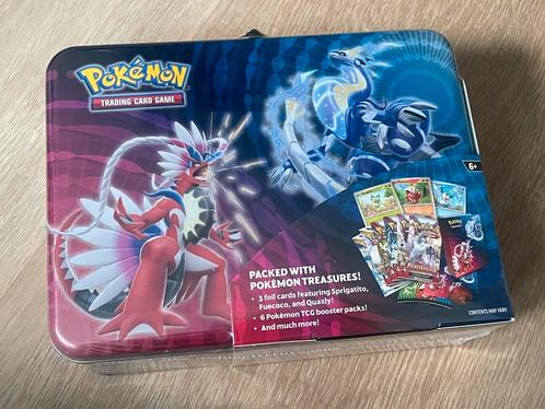 Pokémon Back to School Collector’s Chest Meowscarada NIEUW, Hobby en Vrije tijd, Verzamelkaartspellen | Pokémon, Nieuw, Foil, Verzenden