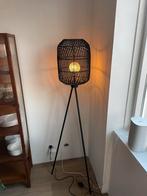 Zwart rotan driepotige staande lamp MADE G9, Huis en Inrichting, Lampen | Vloerlampen, Ophalen, Zo goed als nieuw, Metaal, 150 tot 200 cm