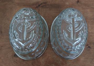 Twee glazen puddingvormen Geloof Hoop en Liefde beschikbaar voor biedingen
