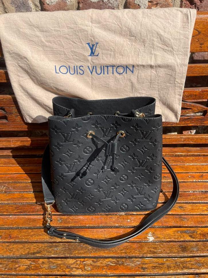 Louis Vuitton  Tas NeoNoe  MM Monogramm Empreinte, Sieraden, Tassen en Uiterlijk, Tassen | Schoudertassen, Gebruikt, Zwart, Ophalen of Verzenden