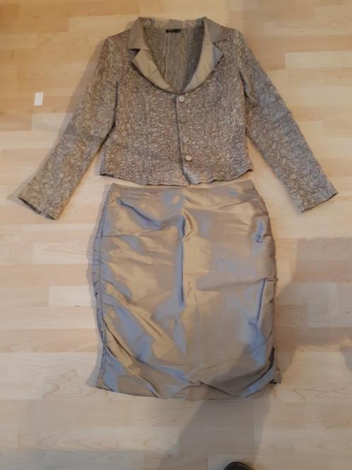 MOQ mantelpakje, Kleding | Dames, Jasjes, Kostuums en Pakken, Zo goed als nieuw, Kostuum of Pak, Maat 42/44 (L), Beige, Ophalen of Verzenden