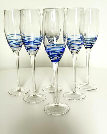 A set of 6 handmade champagne flutes with a cobalt swirl beschikbaar voor biedingen