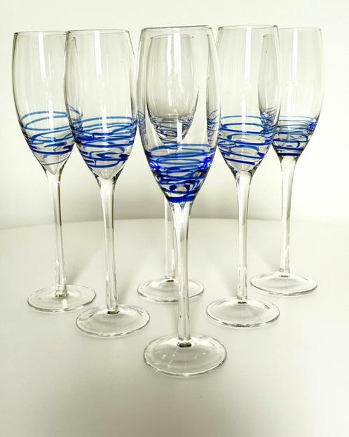 A set of 6 handmade champagne flutes with a cobalt swirl, Verzamelen, Glas en Borrelglaasjes, Zo goed als nieuw, Borrel- of Shotglas