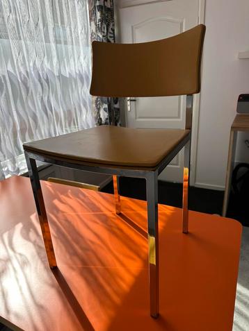 4 Vintage eetkamerstoelen (jaren ‘60). 3x okergeel/ 1x zwart beschikbaar voor biedingen