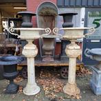 Brocante gietijzeren vaas bloempot op romeinse zuil, Tuin en Terras, Tuinvazen, Verzenden, Zo goed als nieuw