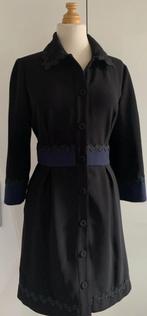 Exclusieve doorknoopjurk Tara Jarmon travelstof, Kleding | Dames, Jurken, Maat 38/40 (M), Tara Jarmon, Zwart, Ophalen of Verzenden