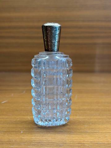 Antiek Parfumflesje met gouden dop beschikbaar voor biedingen