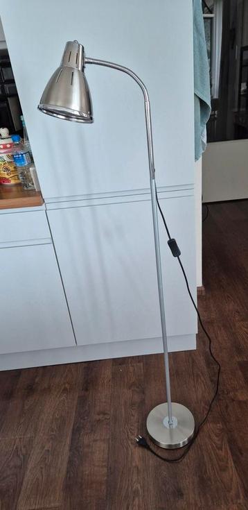 Staande lamp metaal. flexibele lichtbron. Met gloeilam beschikbaar voor biedingen