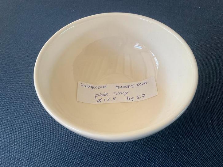Wedgwood traditional plain diameter 12.5 x 5.7, Huis en Inrichting, Keuken | Servies, Zo goed als nieuw, Schaal of Schalen, Wedgwood