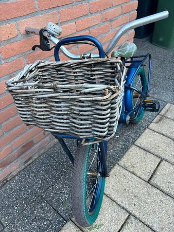 Jongensfiets blauw met rieten mand beschikbaar voor biedingen